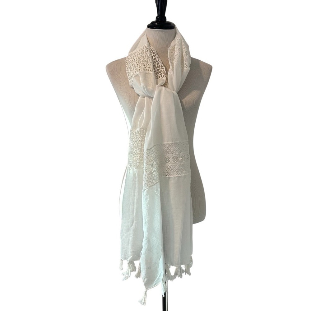G.H. Bass & Co. White Scarf with Tassels